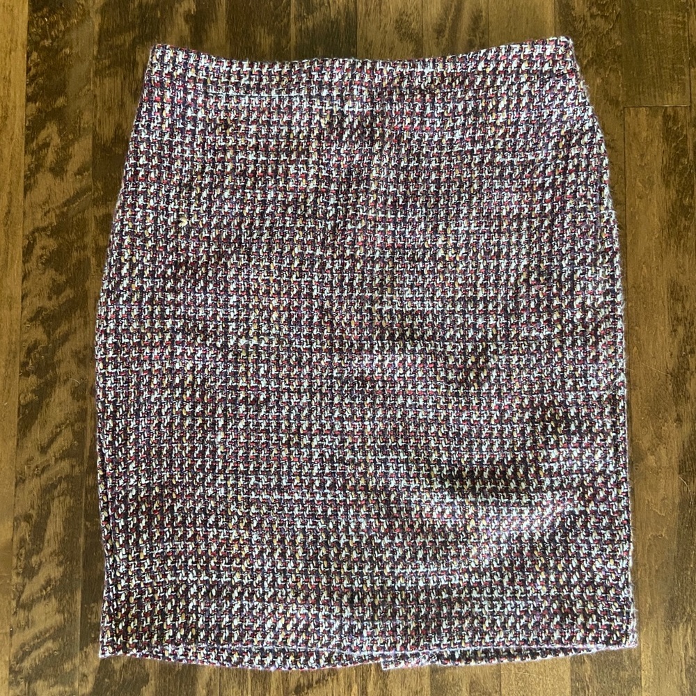 Size 0 loft tweed skirt. Never worn!